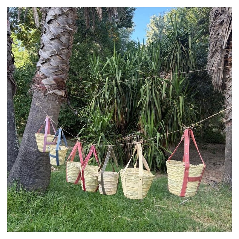 Cesta de palma tejida con asas dobles de piel rosa marsala