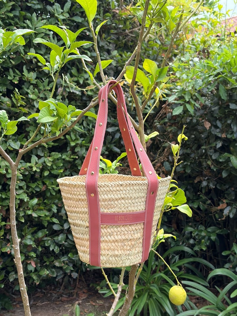 Cesta pequeña de palma con asas de piel burdeos